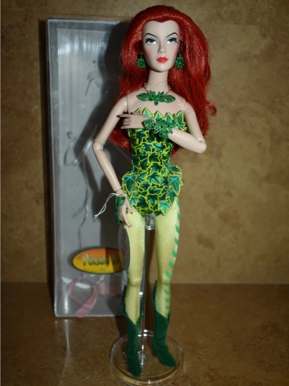 Madame Alexander X DC COMICS LIMITED EDITION 17" DOLL FIGURE BATMAN POISON IVY - Picture 6 of 12